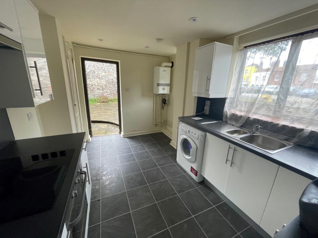 Lot: 52 - THREE-BEDROOM CITY CENTRE RIVERSIDE PROPERTY - kitchen 2